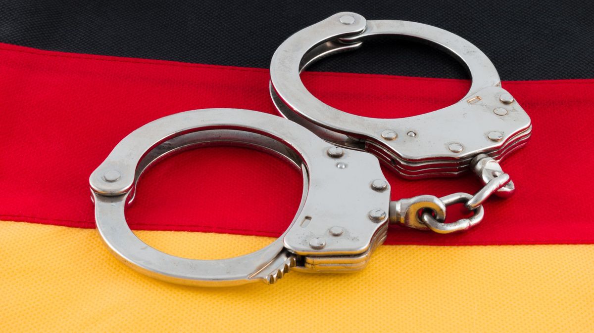 Německá policie před zasedáním bavorského sněmu zatkla poslance AfD, člena „pražského“ buršáckého spolku